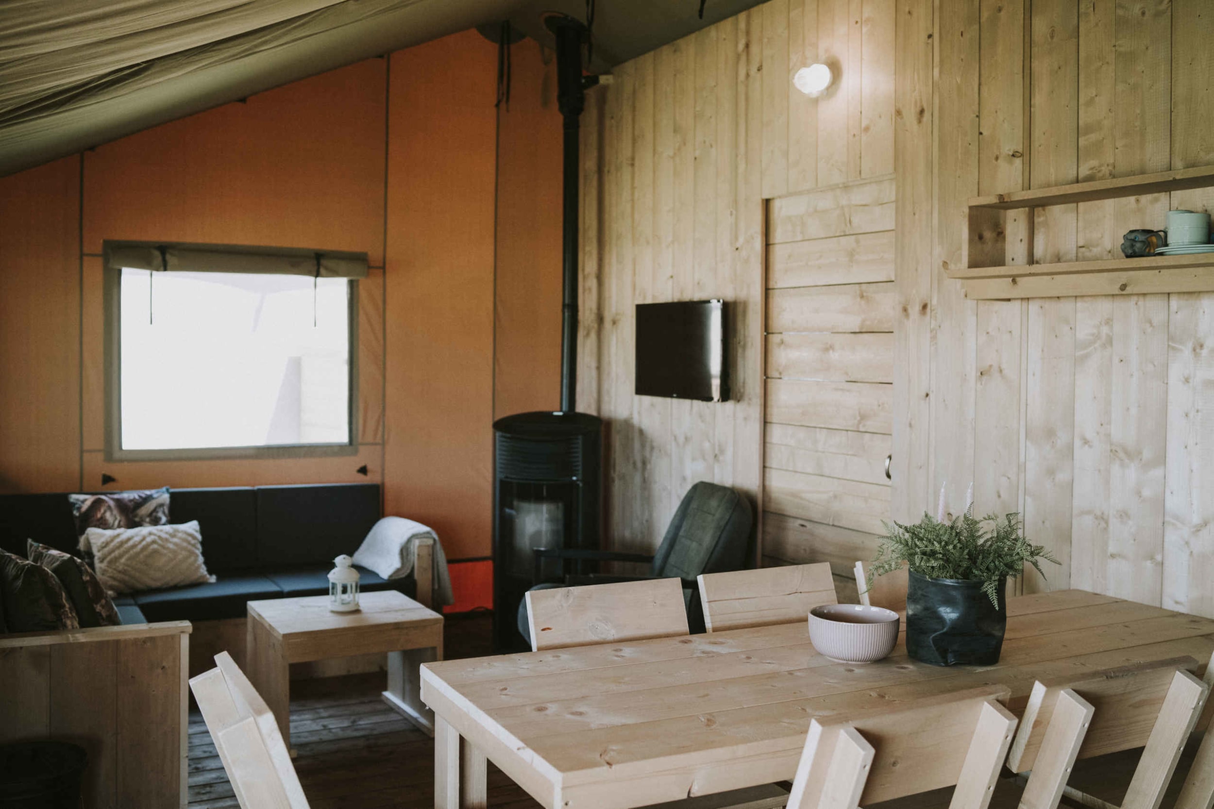 woonkamer-eettafel-luxe-kids-lodgetent-pauw-va