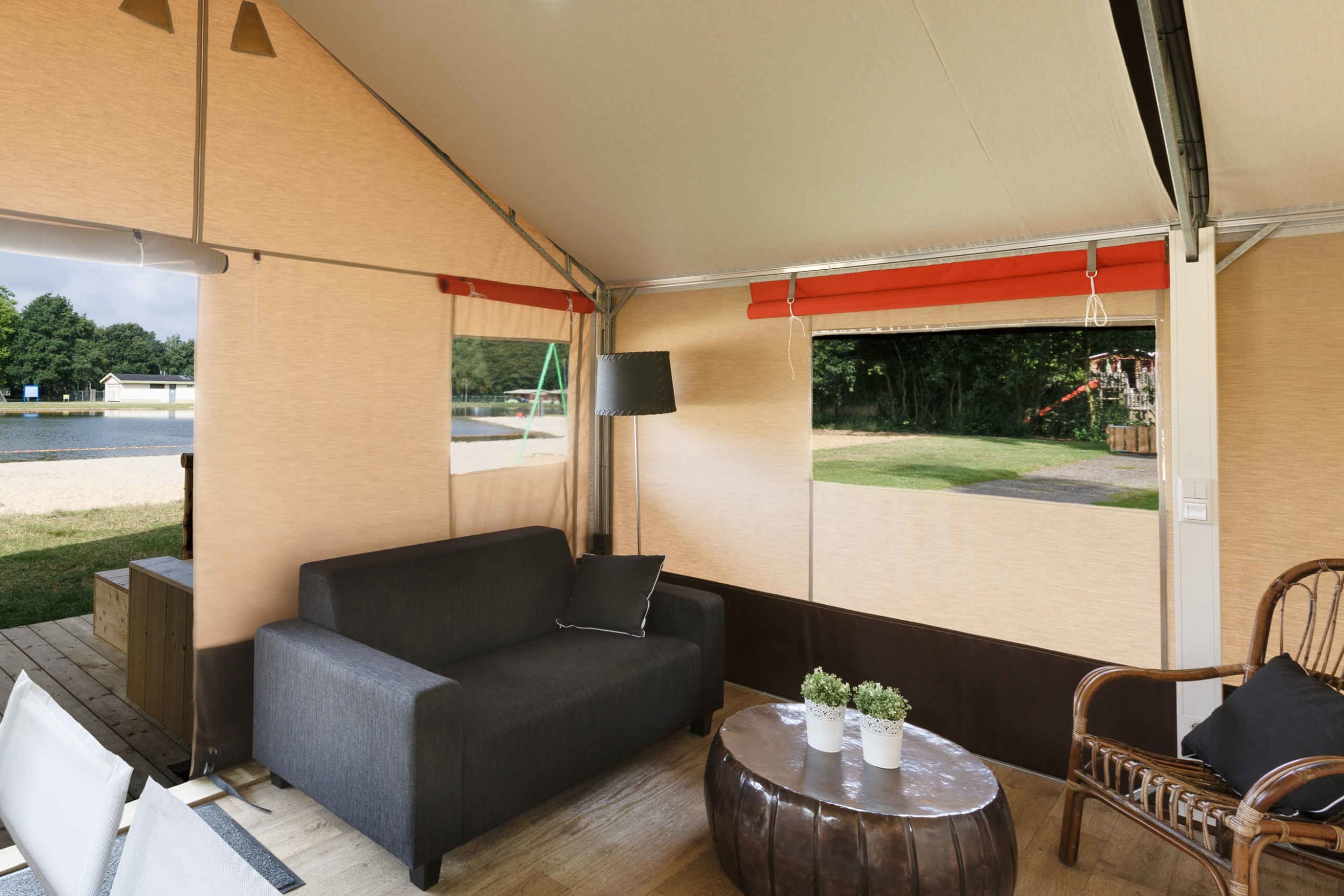 woonkamer-tent-lodgetent-pauw-vakantiepark-die