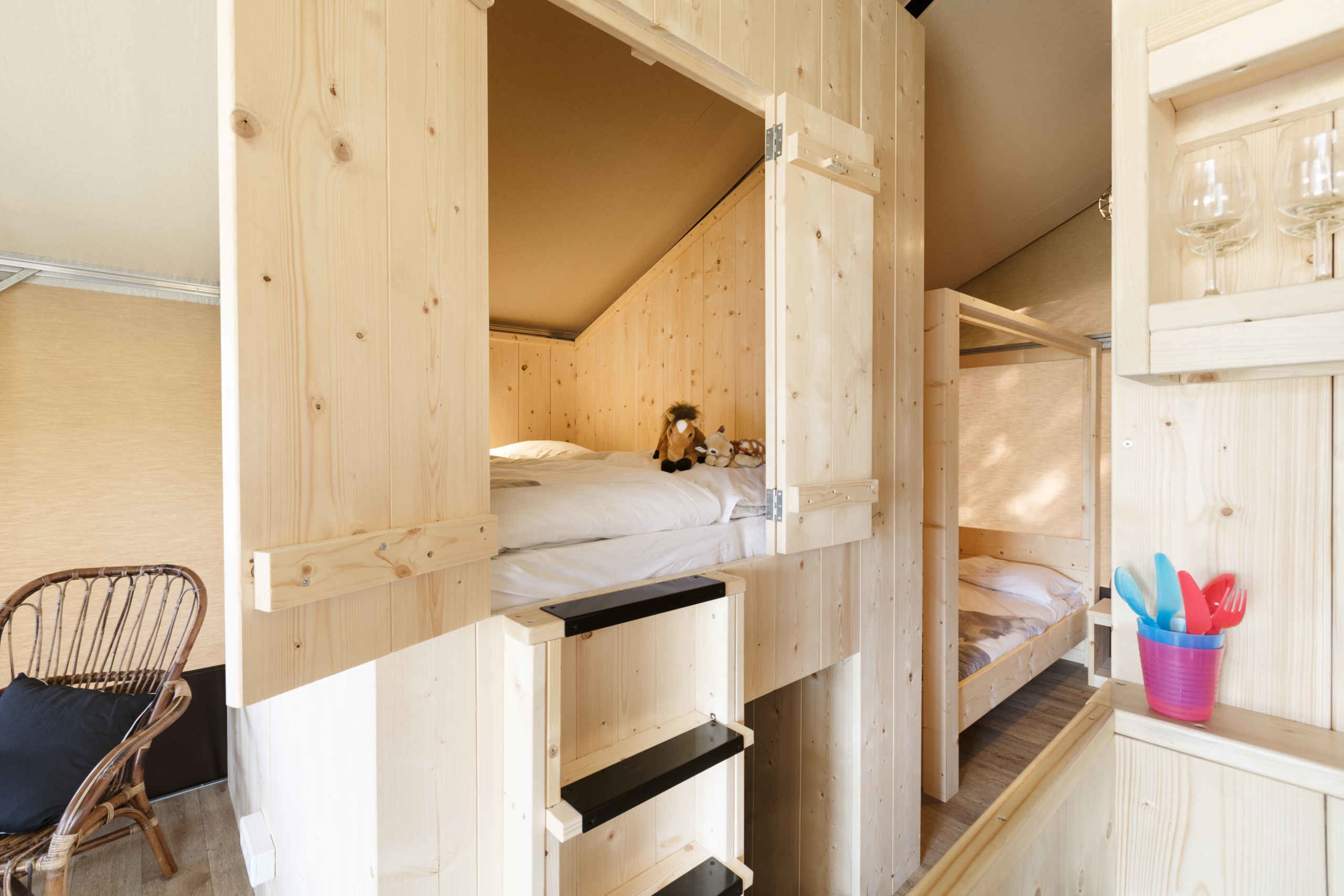 slaapkamer-bed-lodgetent-pauw-vakantiepark-die