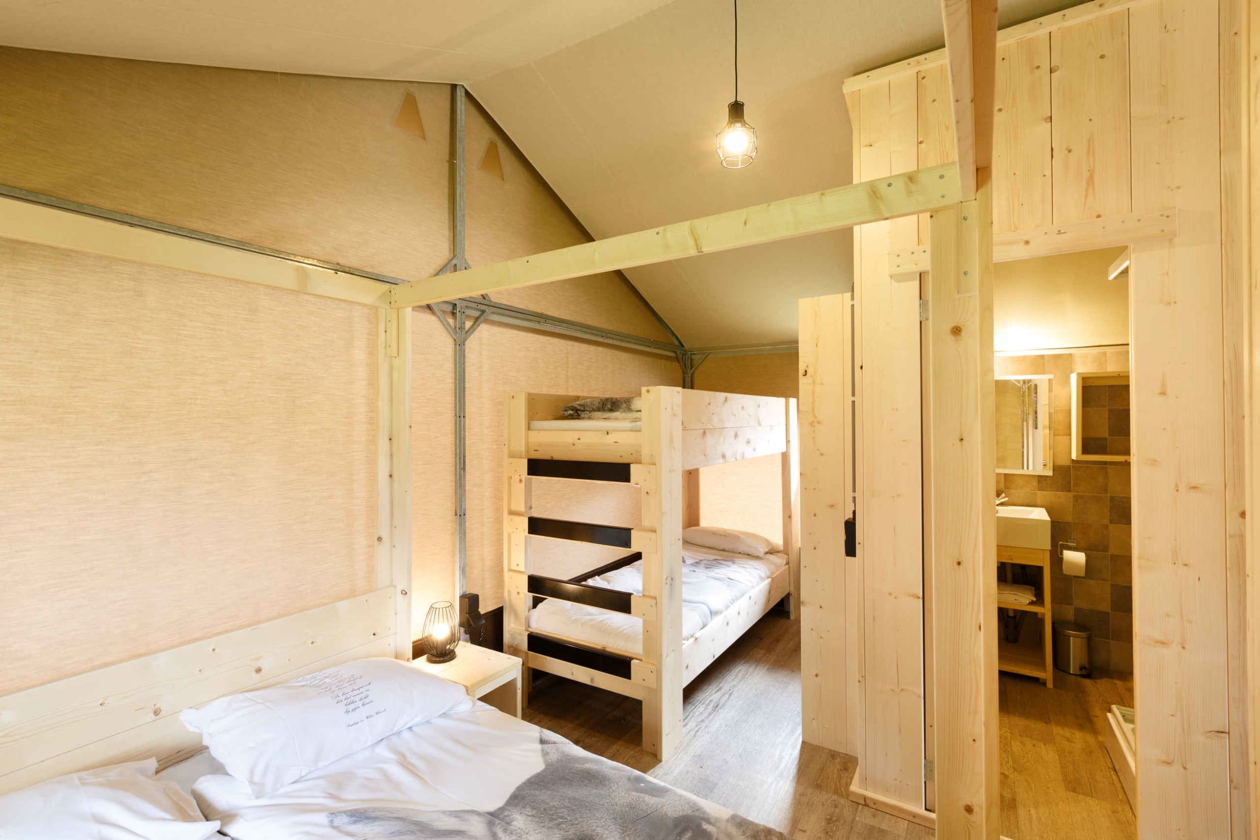 slaapkamer-stapelbed-tweepersoonsbed-lodgetent