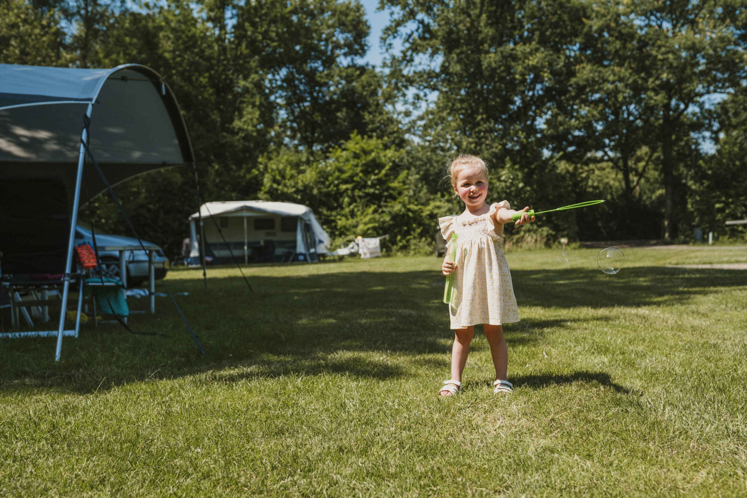 kind-bellenblaas-spelen-kamperen-vakantiepark-dierenbos