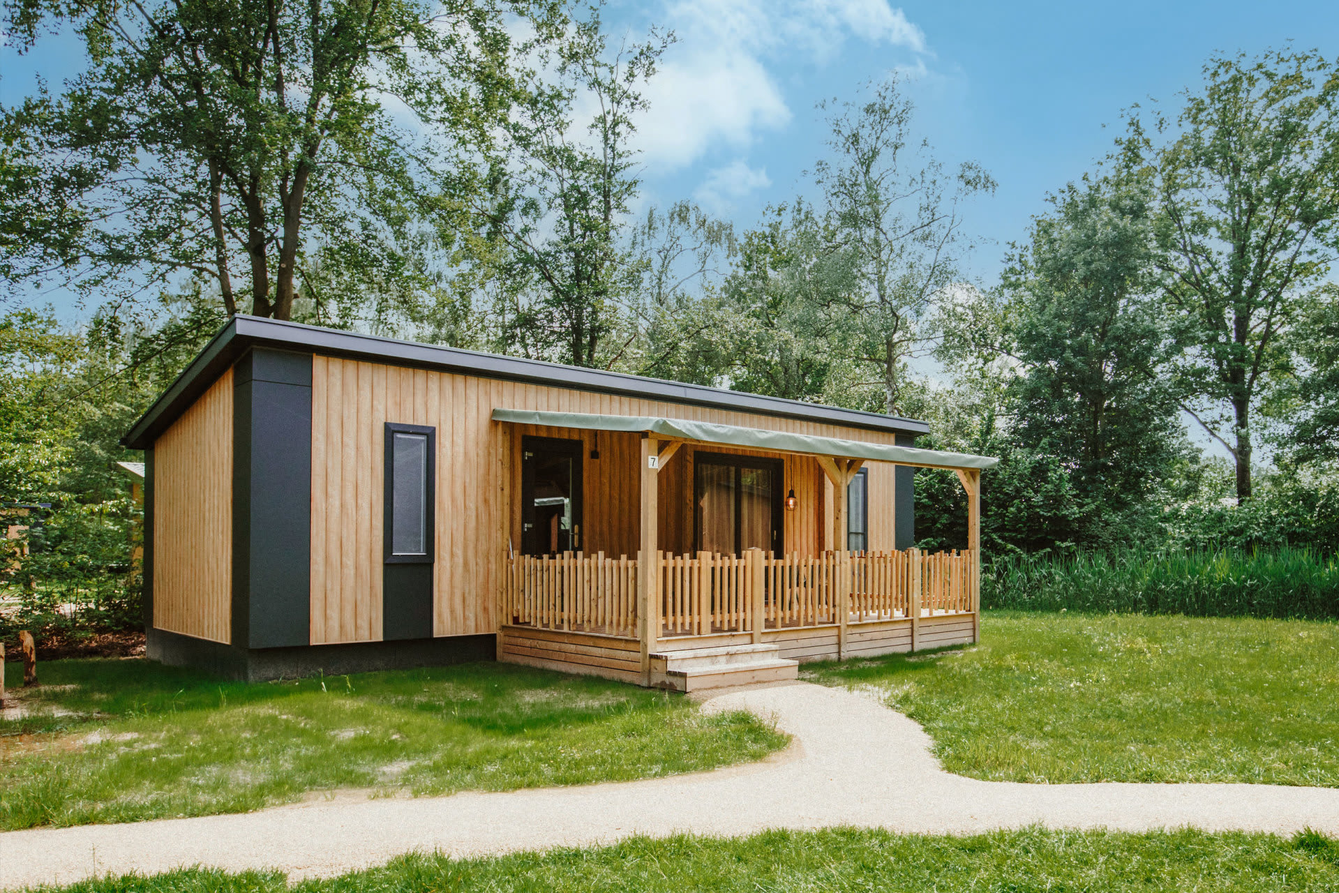 cottage-edelhert-vooraanzicht-schuin-accommodatie-vakantiepark-dierenbos