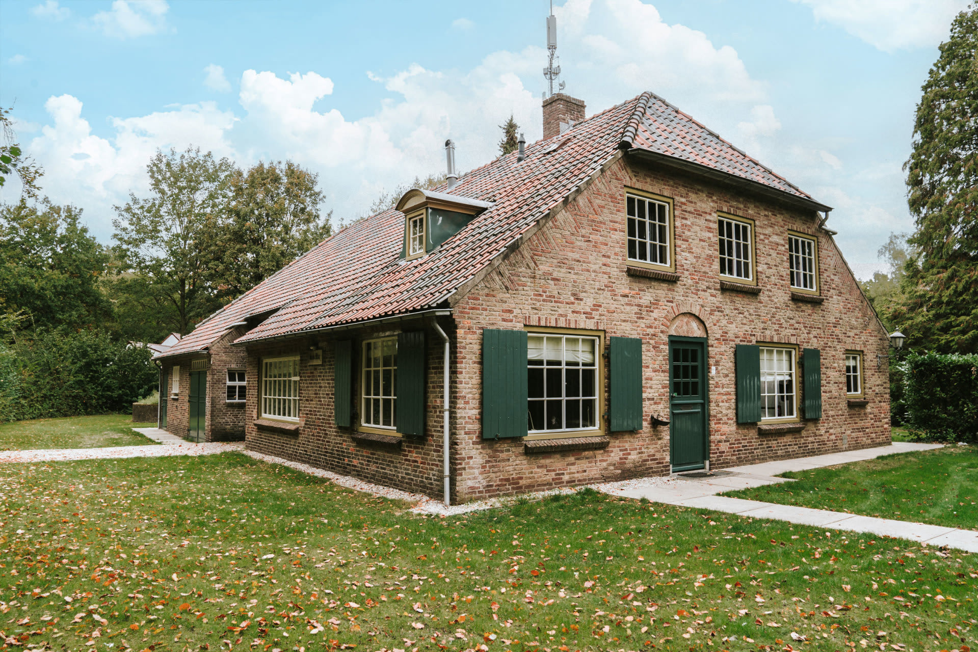 brabantse-groepsboerderij-vooraanzicht-schuin-accommodatie-vakantiepark-dierenbos