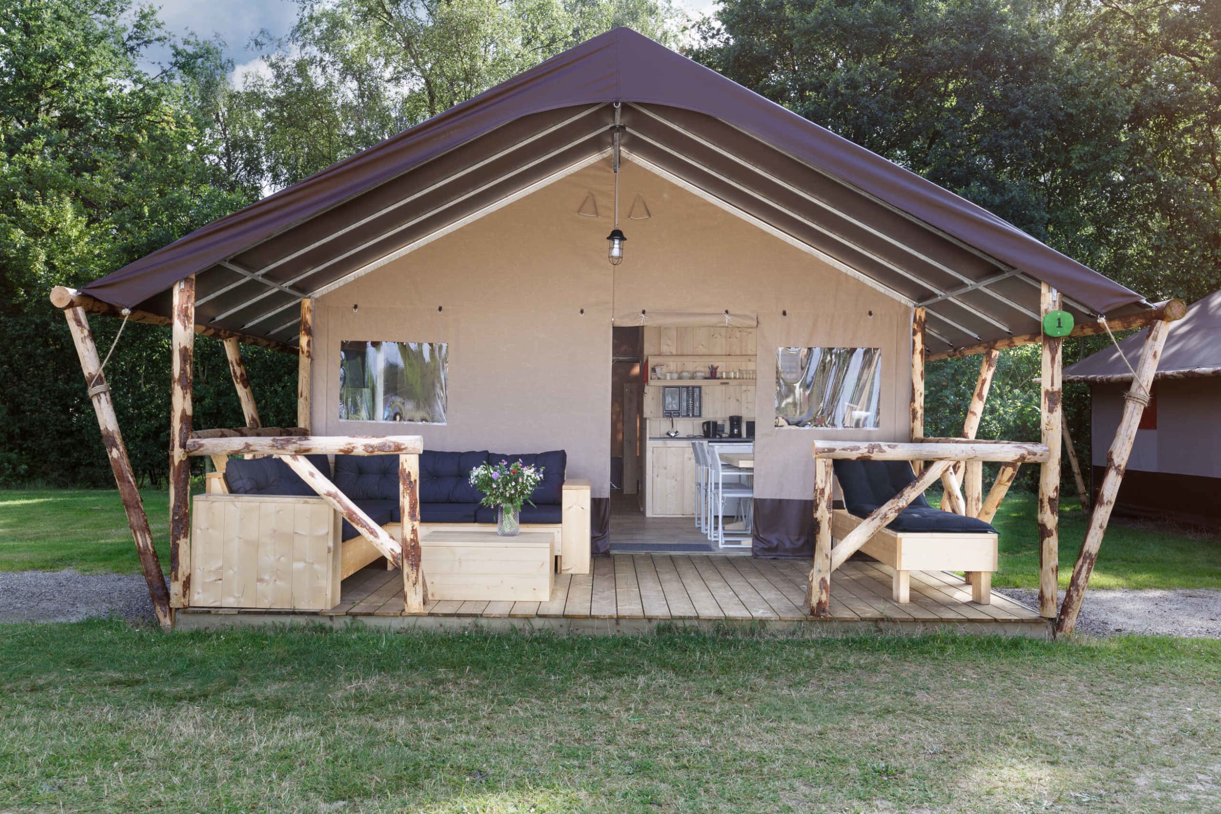 voorkant-exterieur-lodgetent-pauw-vakantiepark