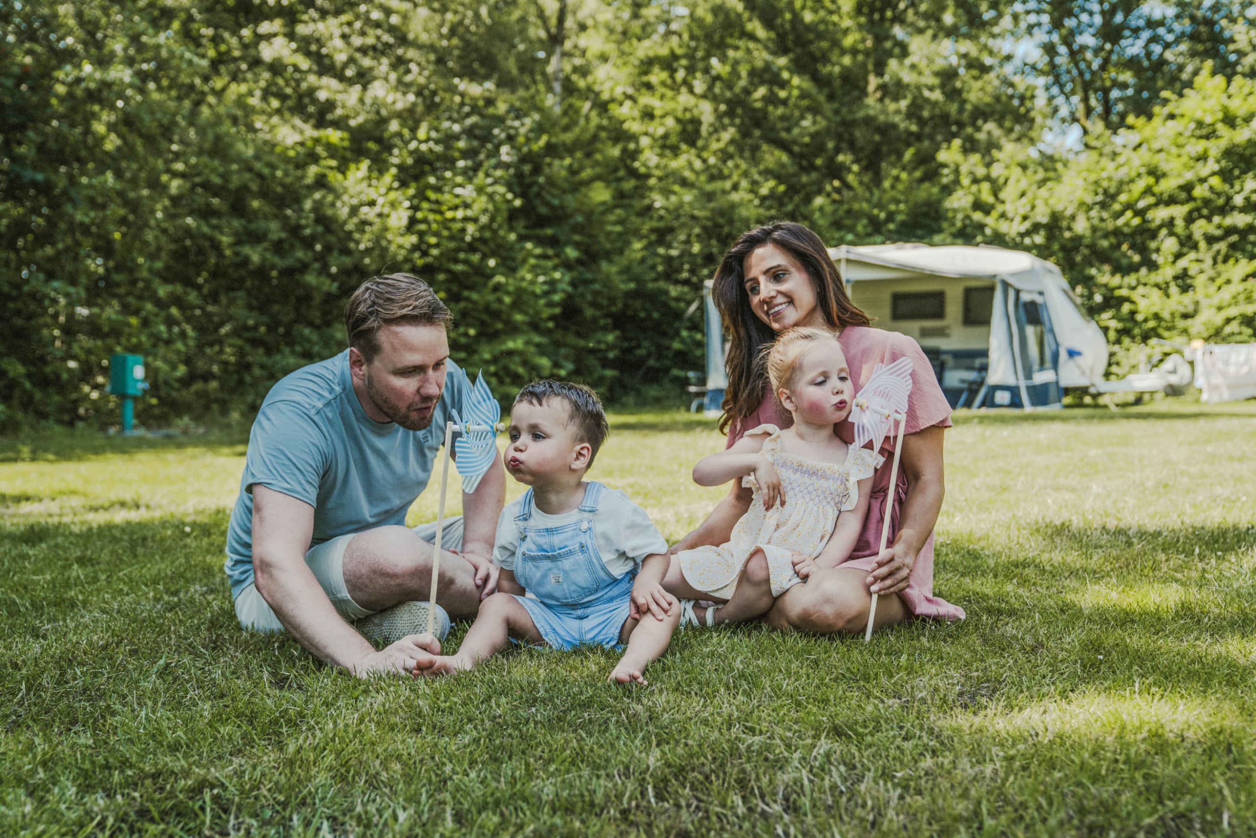 gezin-spelen-kinderen-kamperen-vakantiepark-dierenbos