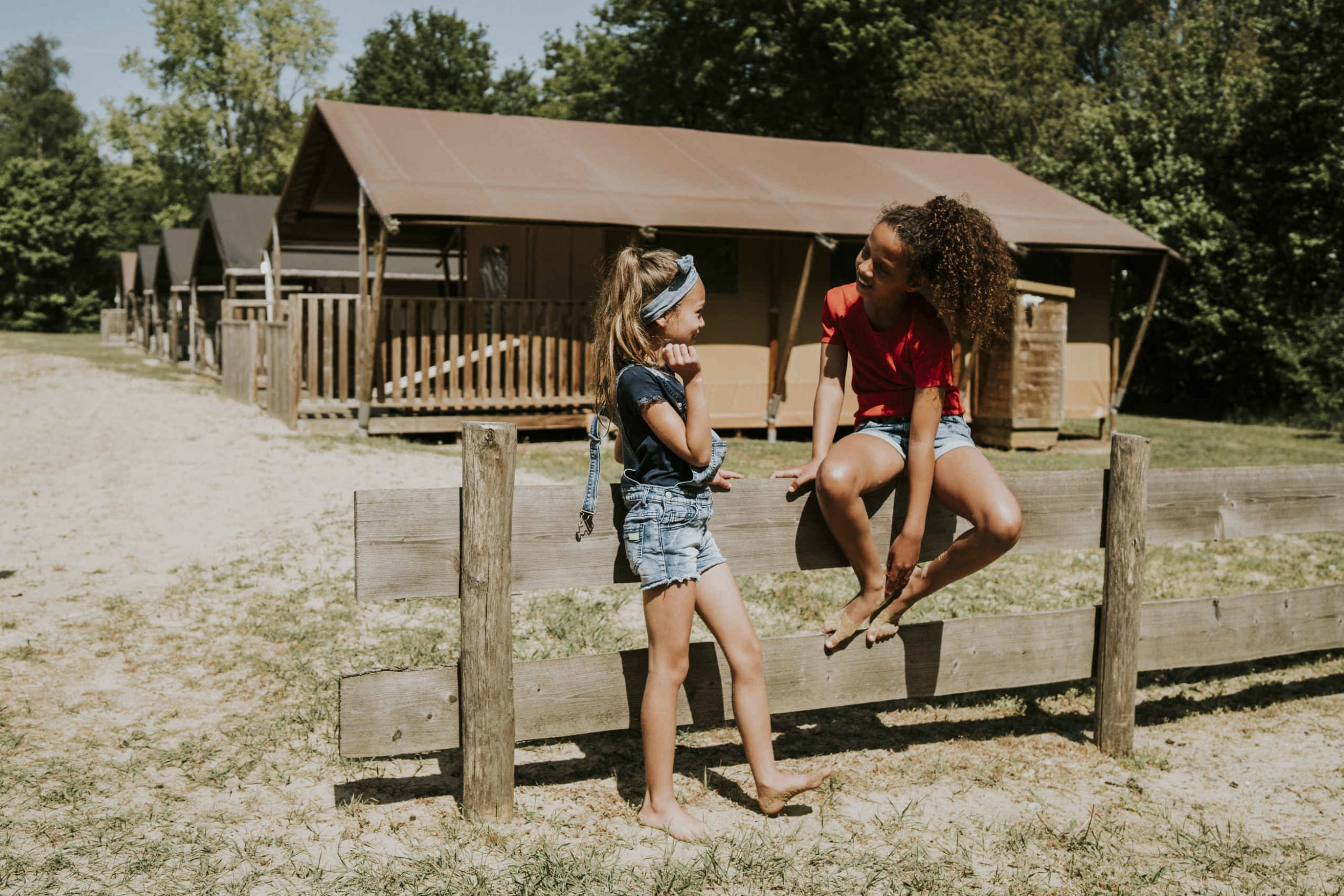 meisjes-spelen-strand-lodgetent-pauw-vakantiep